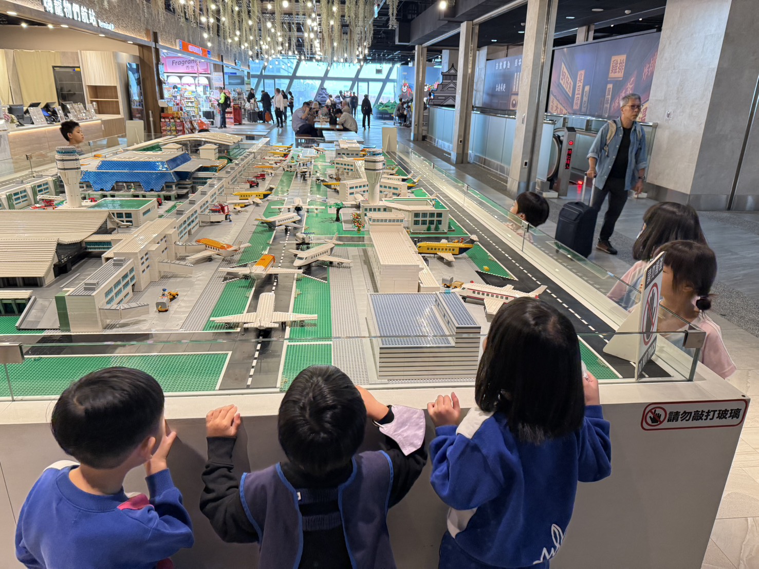 搭機捷去看飛機